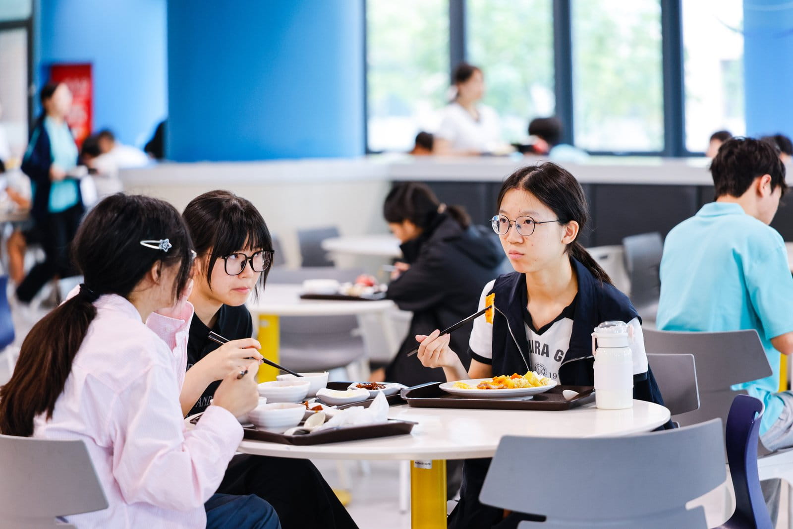 学生食堂就餐