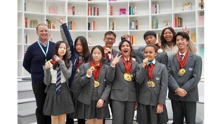 喜获“世界学者杯”金银牌 CONGRATULATIONS FOR OUR STUDENTS-congratulations-for-our-students-winning-gold-and-silver-medals-at-the-World-Scholar-Cup-DSC01105 2